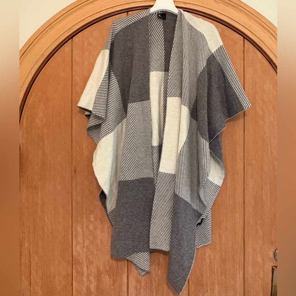 Love Token pretty in plaid white and grey poncho XS/S